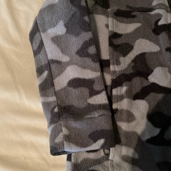 Like new boys 4t Columbia fleece jacket . Grey and black camo - Picture 2 of 6
